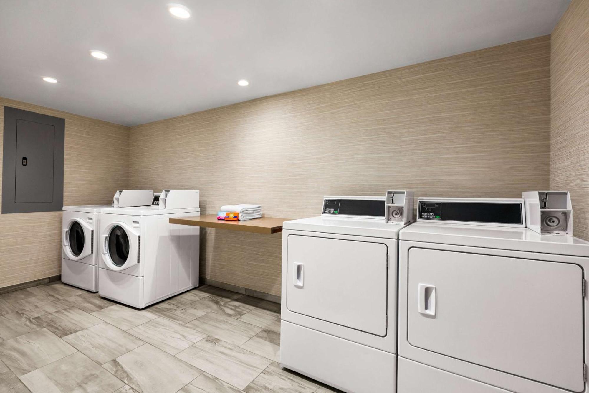 Hilton Garden Inn Monterey Luaran gambar